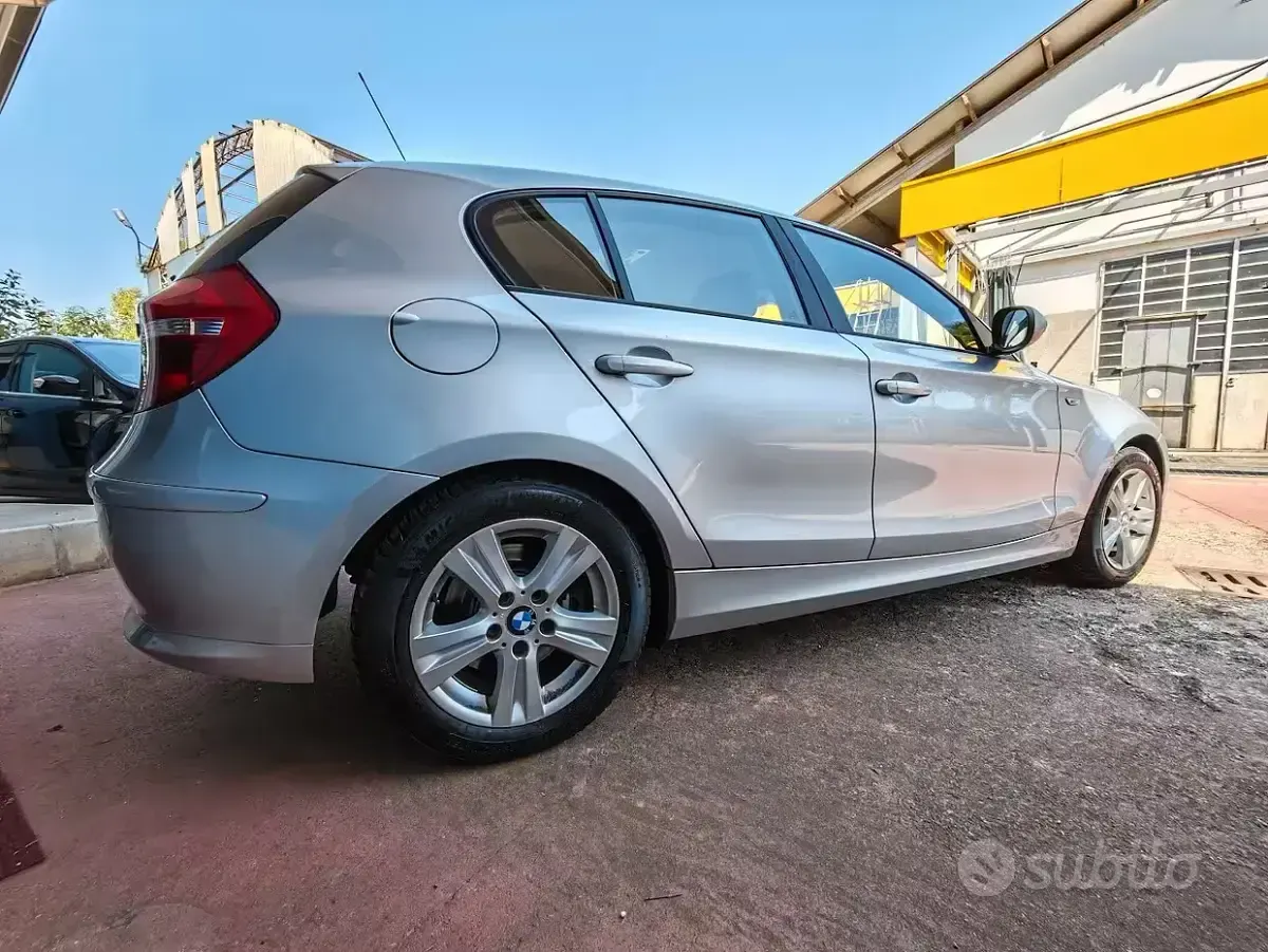Usata BMW 118 143 CV (105 kW) 2011 Argento Utilitaria