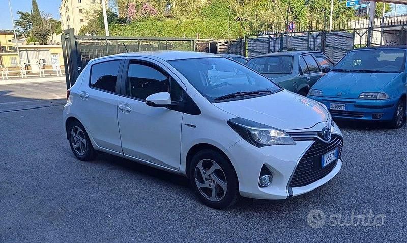 Usata Toyota Yaris Hybrid Active 73 CV (53 kW) 2016 Bianco Berlina