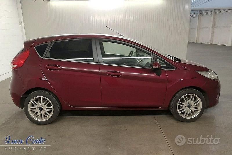 Usata Ford Fiesta Titanium 96 CV (70 kW) 2010 Rosso Utilitaria
