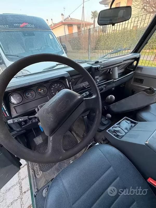 Usado Land Rover Defender 122 HP (89 kW) 2000 Verde Carrinha