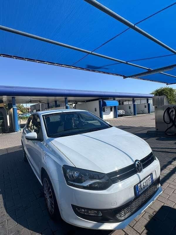 Bianco Usata 2011 VW Polo Comfortline Tre volumi | 5600 € (Buon prezzo) - Immagine 1/4