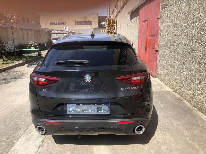 Usata Alfa Romeo Stelvio Executive 209 CV (153 kW) 2018 Nero SUV