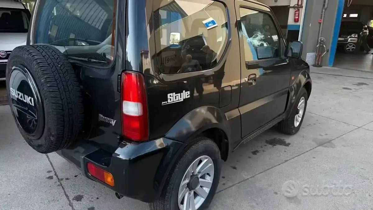 Usata Suzuki Jimny 85 CV (62 kW) 2011 Nero SUV