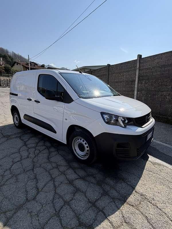 Gebraucht Peugeot Partner 102 PS (75 kW) 2020 Weiß Van / Kleinbus