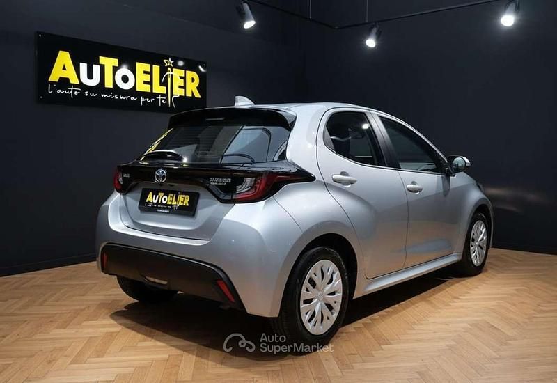 Usata Toyota Yaris Hybrid Active 117 CV (86 kW) 2022 Argento Berlina