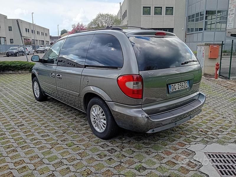 Usata Chrysler Voyager 143 CV (105 kW) 2007 Grigio Monovolume