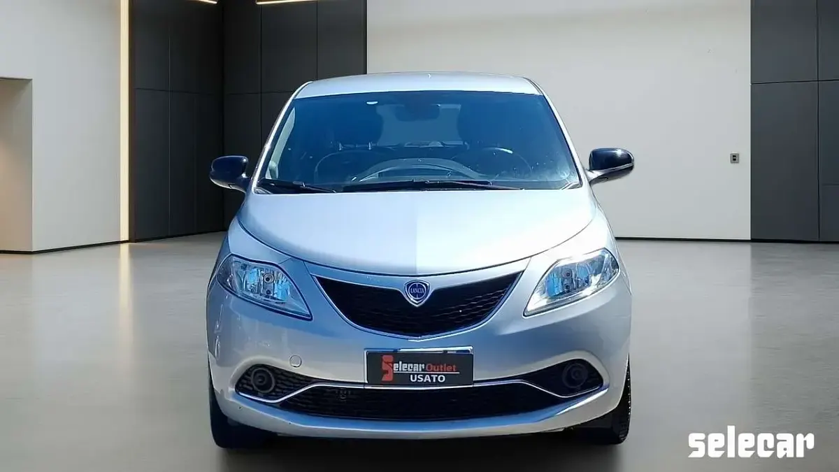 Usata Lancia Ypsilon Gold 95 CV (69 kW) 2017 Argento riflesso Utilitaria