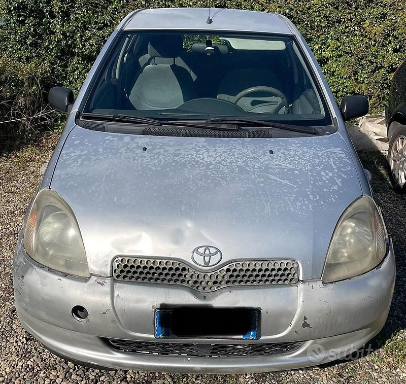 Usata Toyota Yaris Sol 68 CV (50 kW) 1999 Grigio Utilitaria