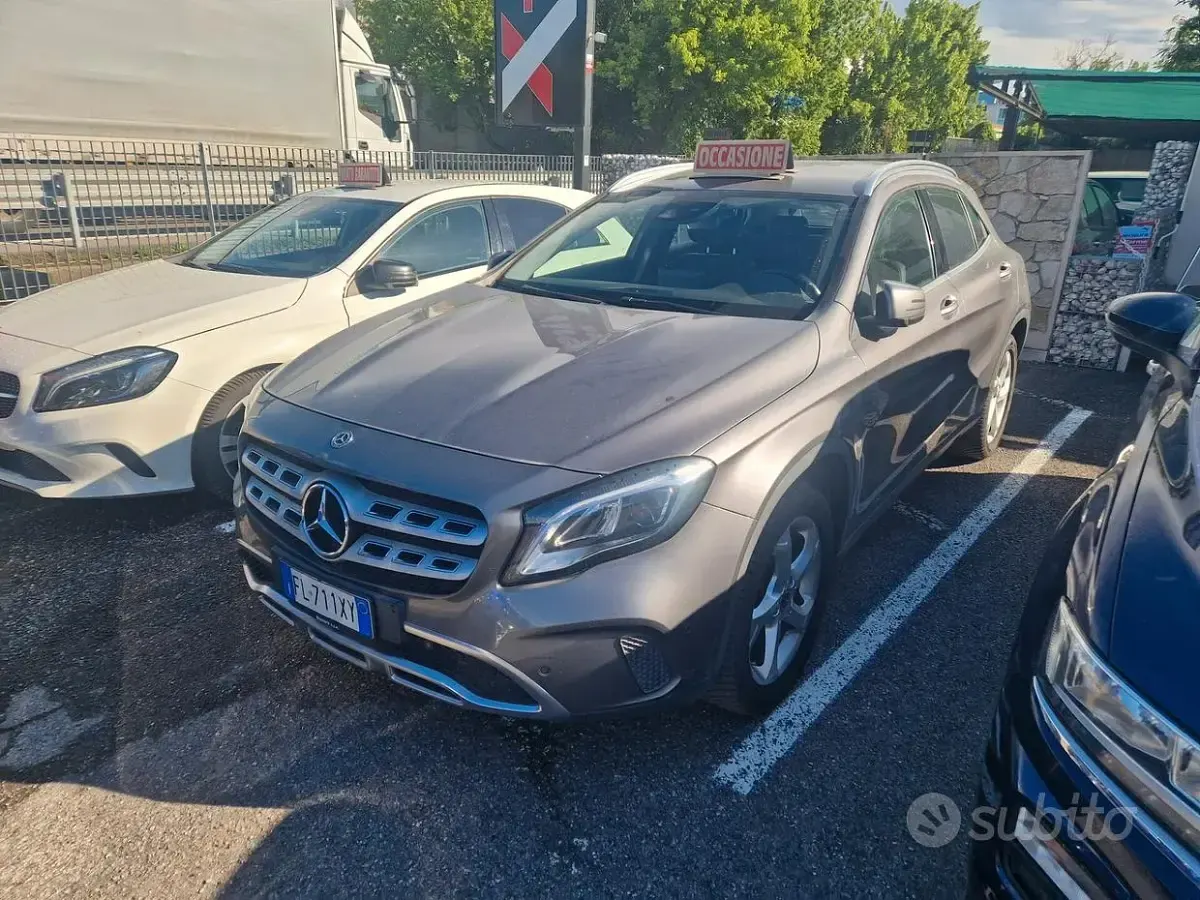 Käytetty Mercedes GLA200 Executive 136 HP (100 kW) 2017 Harmaa Katumaasturi