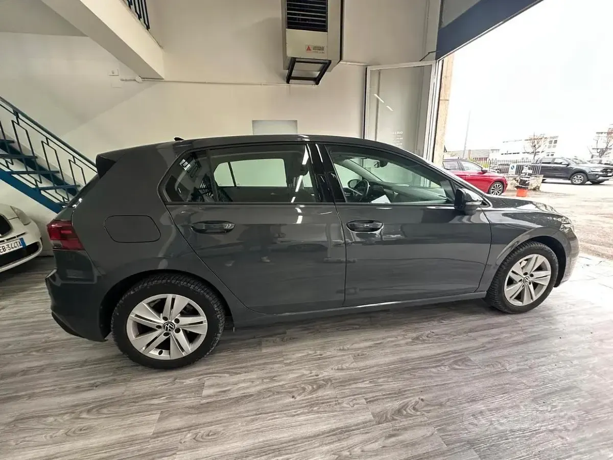 Usata VW Golf VIII Life 110 CV (80 kW) 2021 Grigio Berlina