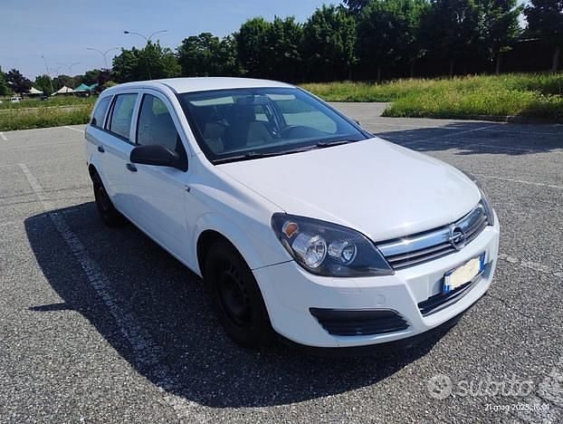 Usata Opel Astra Enjoy 101 CV (74 kW) 2005 Bianco Station wagon