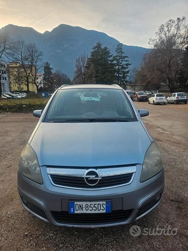 Usata Opel Zafira 2006 Grigio Monovolume