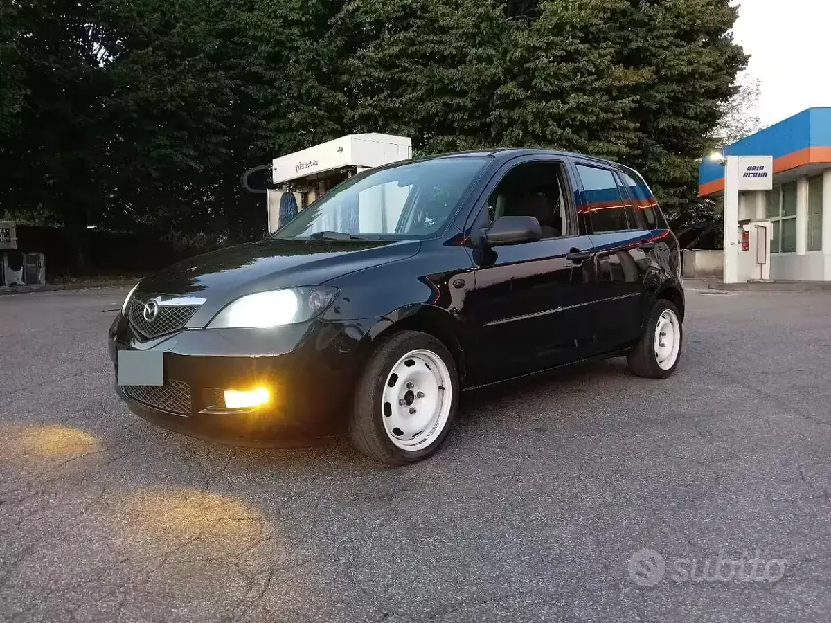 Usata Mazda 2 68 CV (50 kW) 2006 Nero Utilitaria