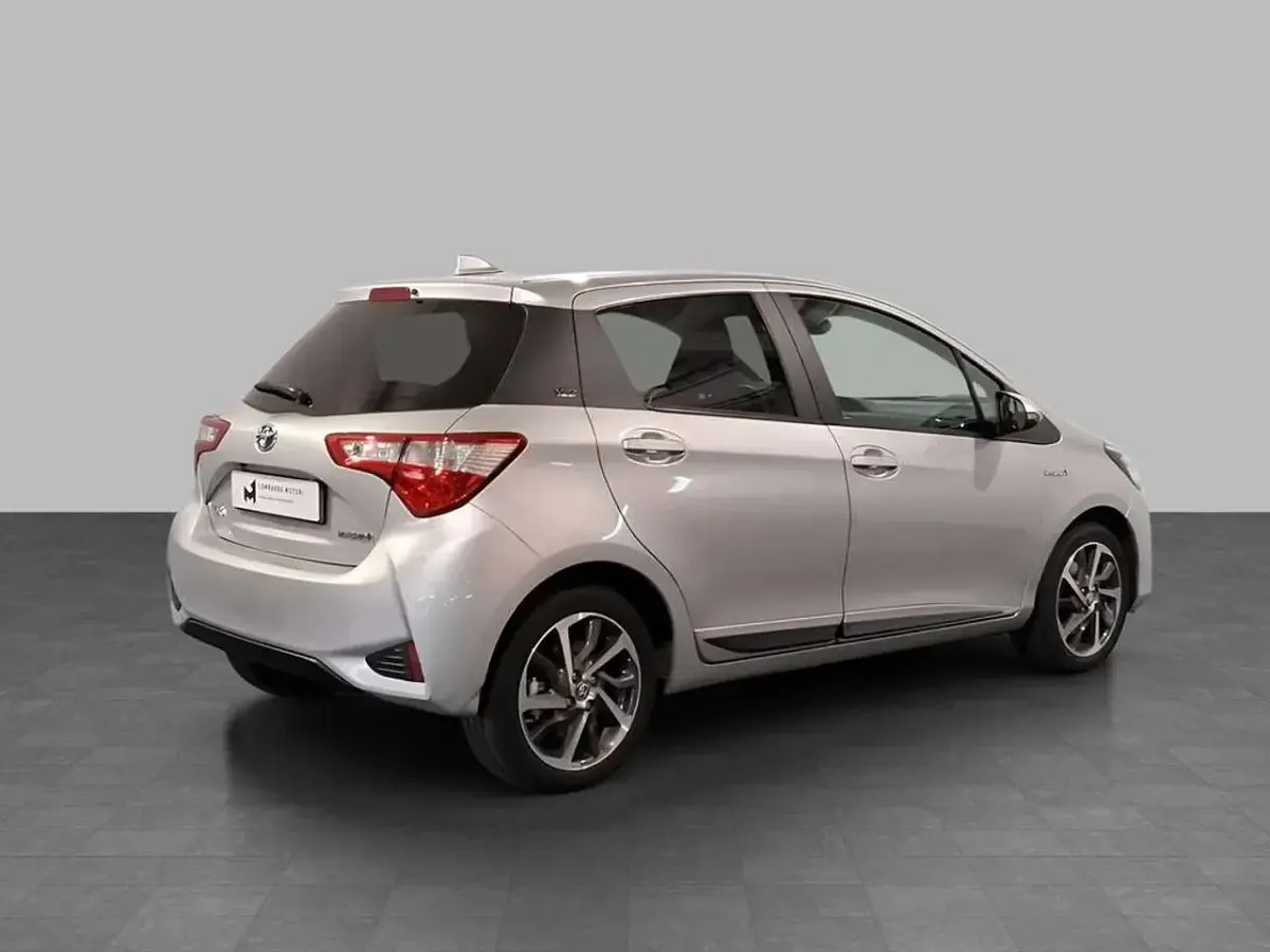 Usata Toyota Yaris Hybrid Active 101 CV (74 kW) 2019 Argento metallizzato Berlina