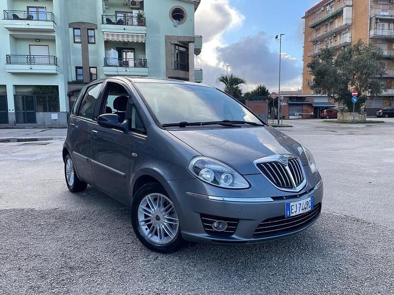 Usata Lancia Musa 95 CV (69 kW) 2011 Grigio Monovolume