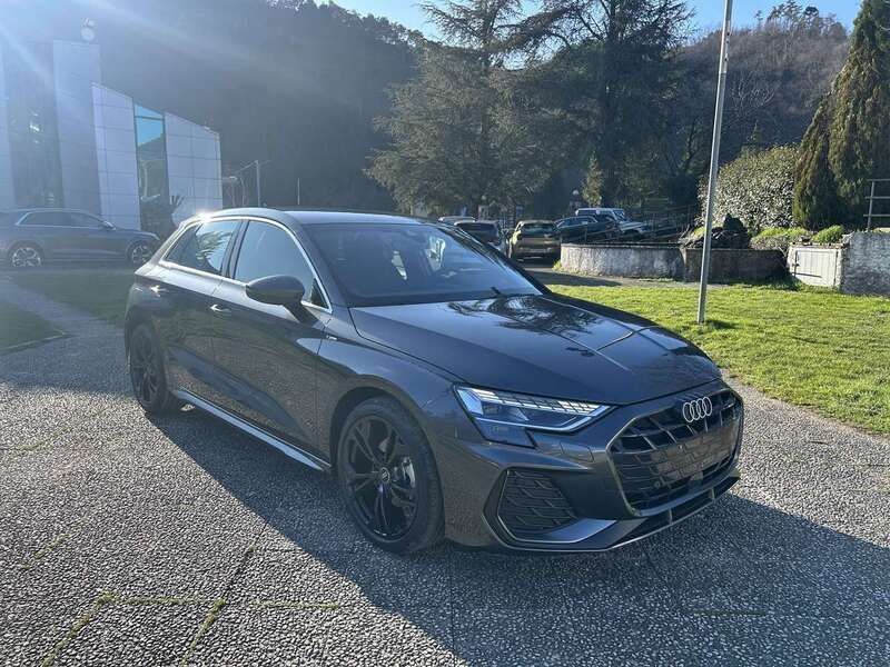 Grigio Usata 2024 Audi A3 e-tron Ambiente Due volumi | 41.900 € (Molto cara) - Immagine 1/4