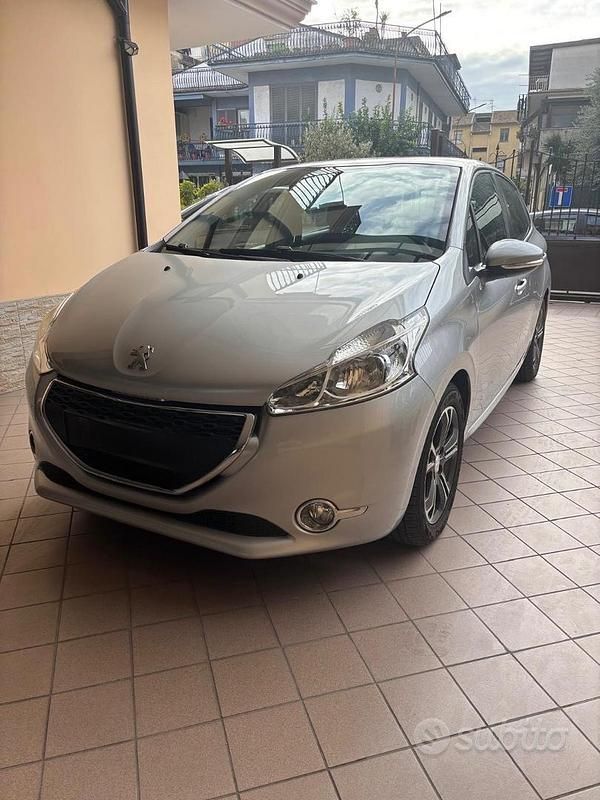 Usata Peugeot 208 68 CV (50 kW) 2015 Grigio Utilitaria