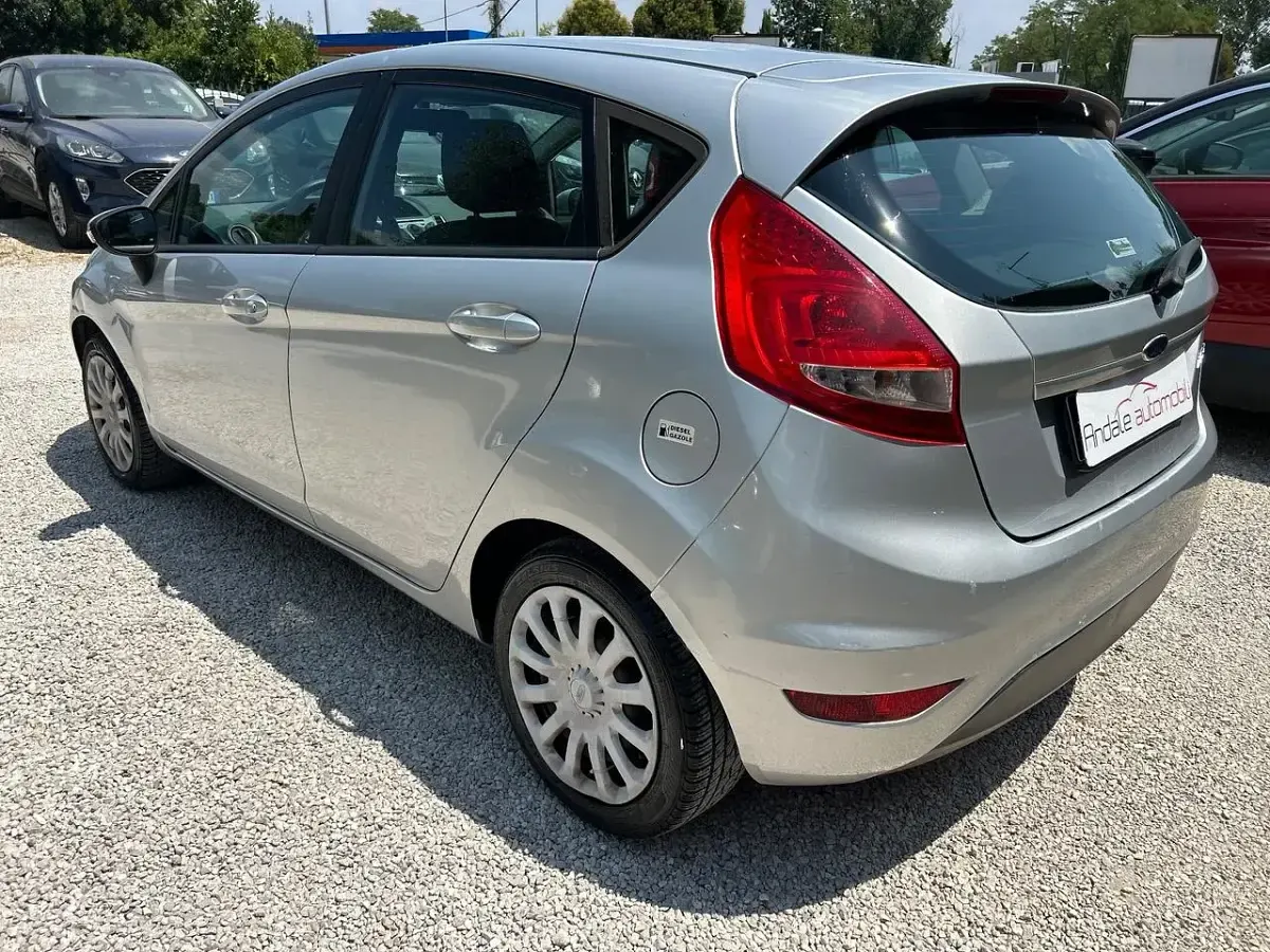 Usata Ford Fiesta Titanium 70 CV (51 kW) 2011 Argento Berlina