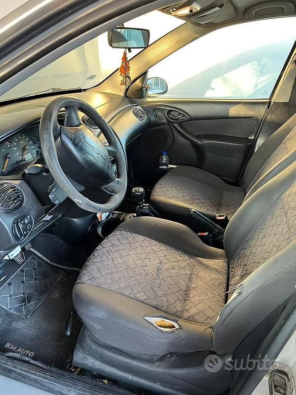 Begagnad Ford Focus 90 HK (66 kW) 2001 Grå Kombi