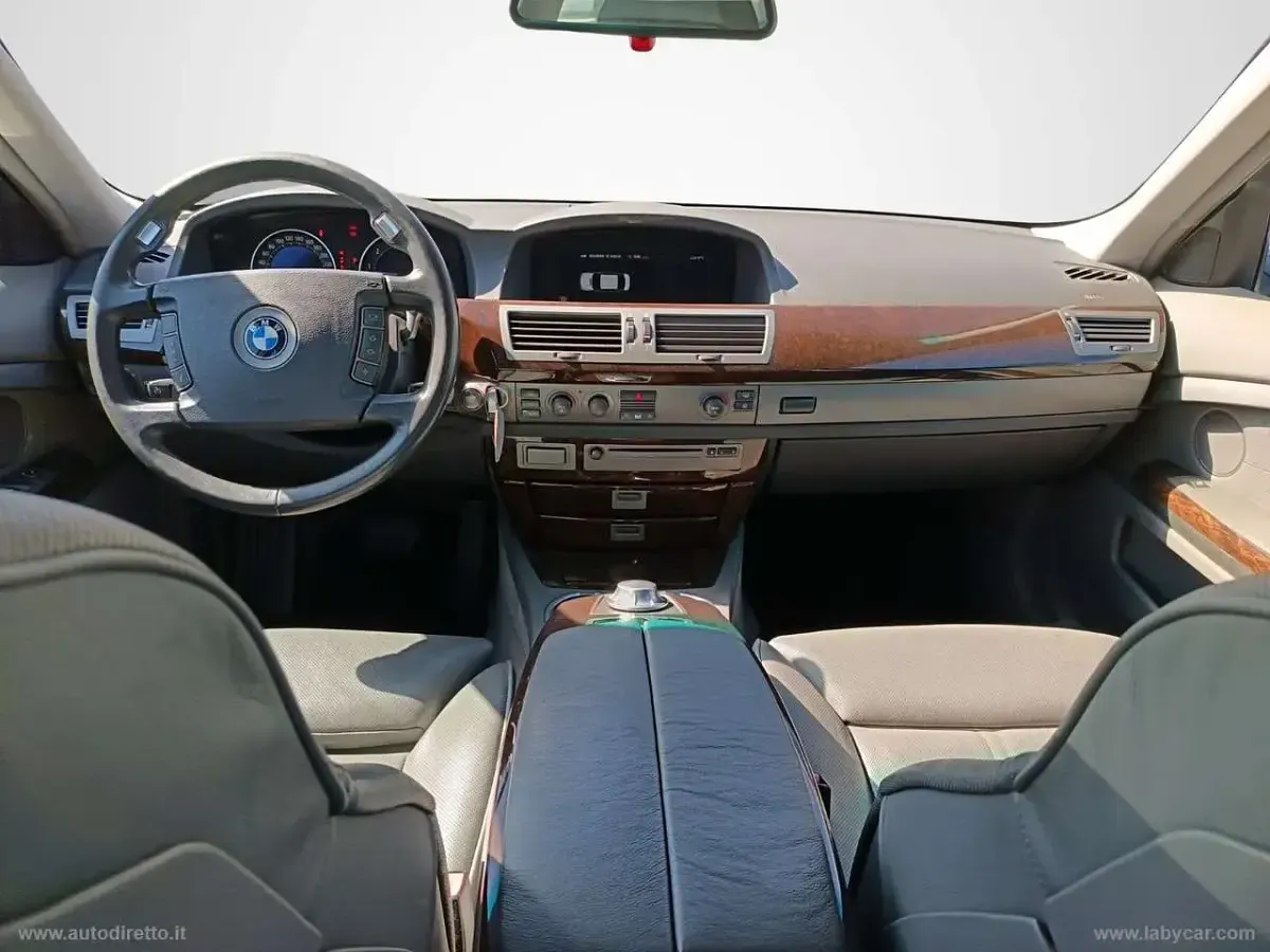 Usata BMW 735 272 CV (200 kW) 2002 Grigio metalizzato Berlina