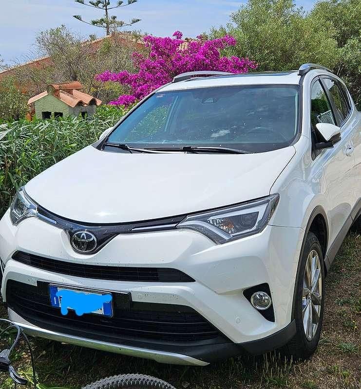 Usata Toyota RAV4 Lounge 143 CV (105 kW) 2017 Bianco SUV