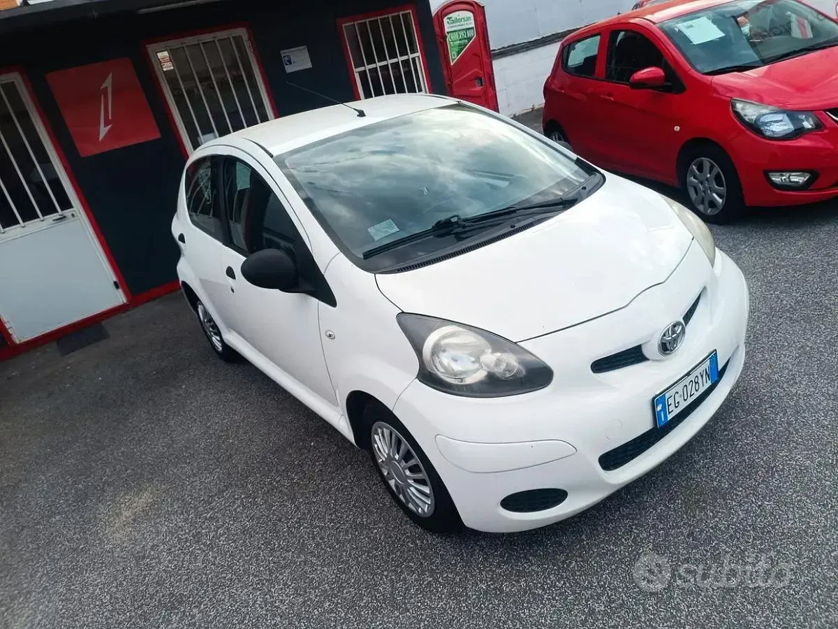 Usata Toyota Aygo 68 CV (50 kW) 2011 Bianco Utilitaria