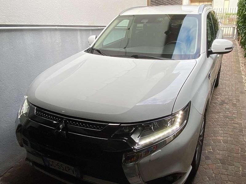 Usata Mitsubishi Outlander P-HEV Instyle 135 CV (99 kW) 2020 Bianco SUV