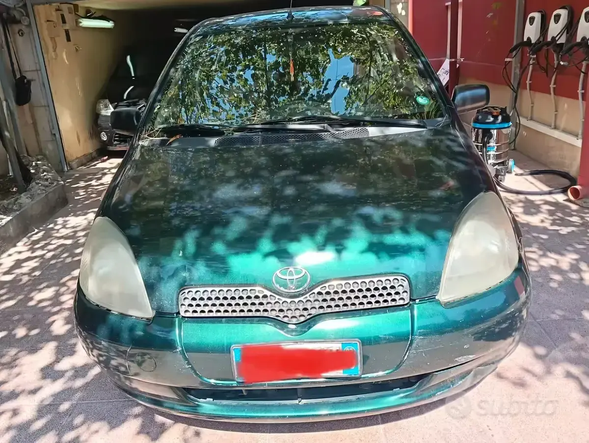 Usata Toyota Yaris Sol 68 CV (50 kW) 2002 Verde Berlina