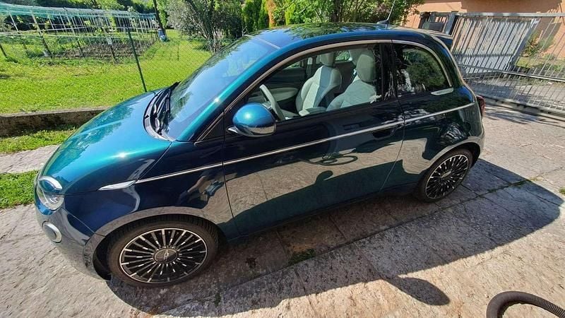 Usata Fiat 500e La Prima 42 kW (58 CV) 2021 Blu/azzurro Utilitaria