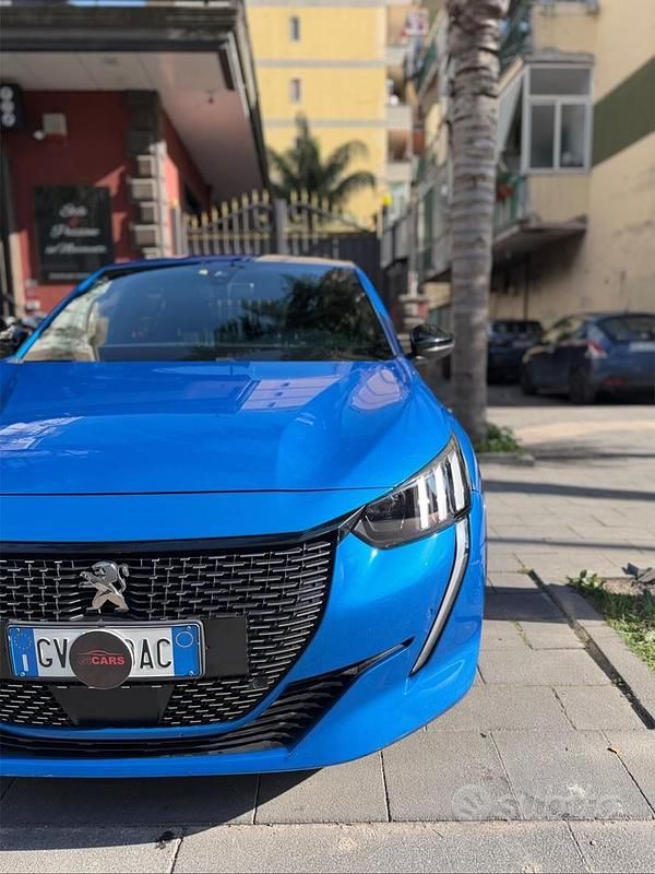 Usata Peugeot 208 GT-line 101 CV (74 kW) 2021 Blu Utilitaria