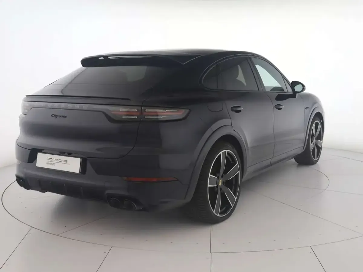 Usata Porsche Cayenne 462 CV (339 kW) 2023 Blu moonlight metallizzato SUV