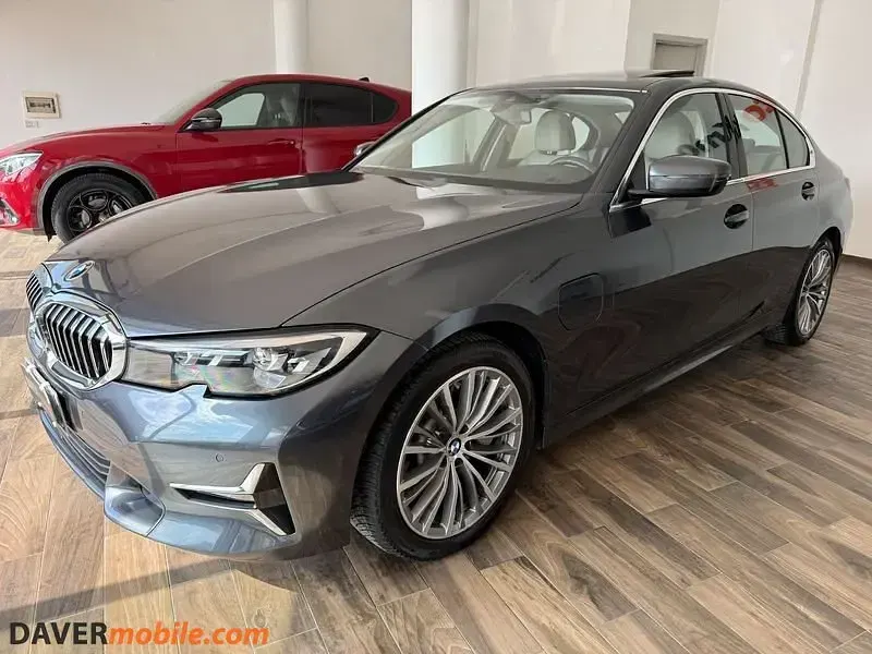 Usata BMW 330e Luxury Line 292 CV (214 kW) 2019 Grigio scuro Berlina