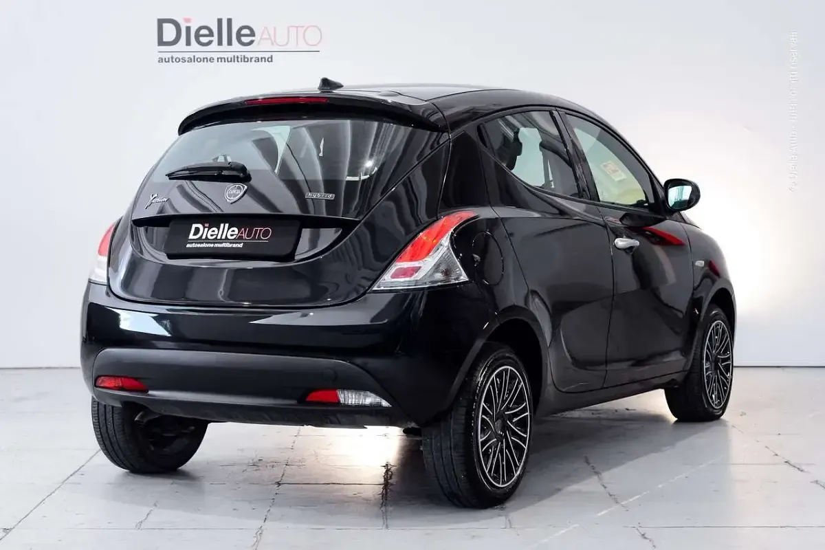 Usata Lancia Ypsilon Silver 70 CV (51 kW) 2023 Nero vulcano Utilitaria
