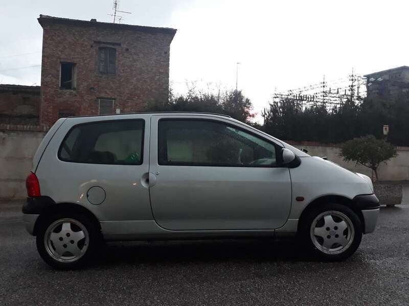 Argento Usata 2001 Renault Twingo Privilege Due volumi | 2900 € (Cara) - Immagine 1/4