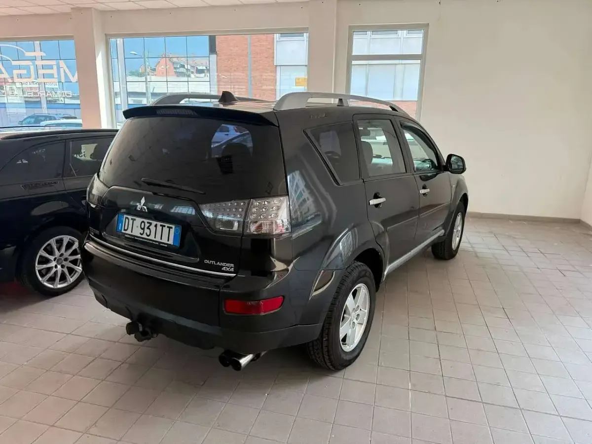 Usata Mitsubishi Outlander Invite 140 CV (102 kW) 2009 Nero SUV