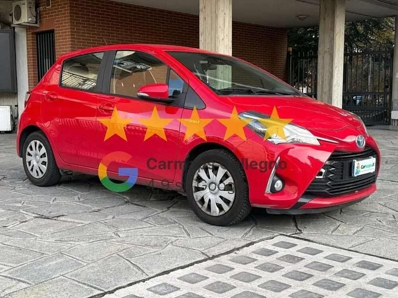 Usata Toyota Yaris Hybrid Cool 73 CV (53 kW) 2017 Rosso Berlina