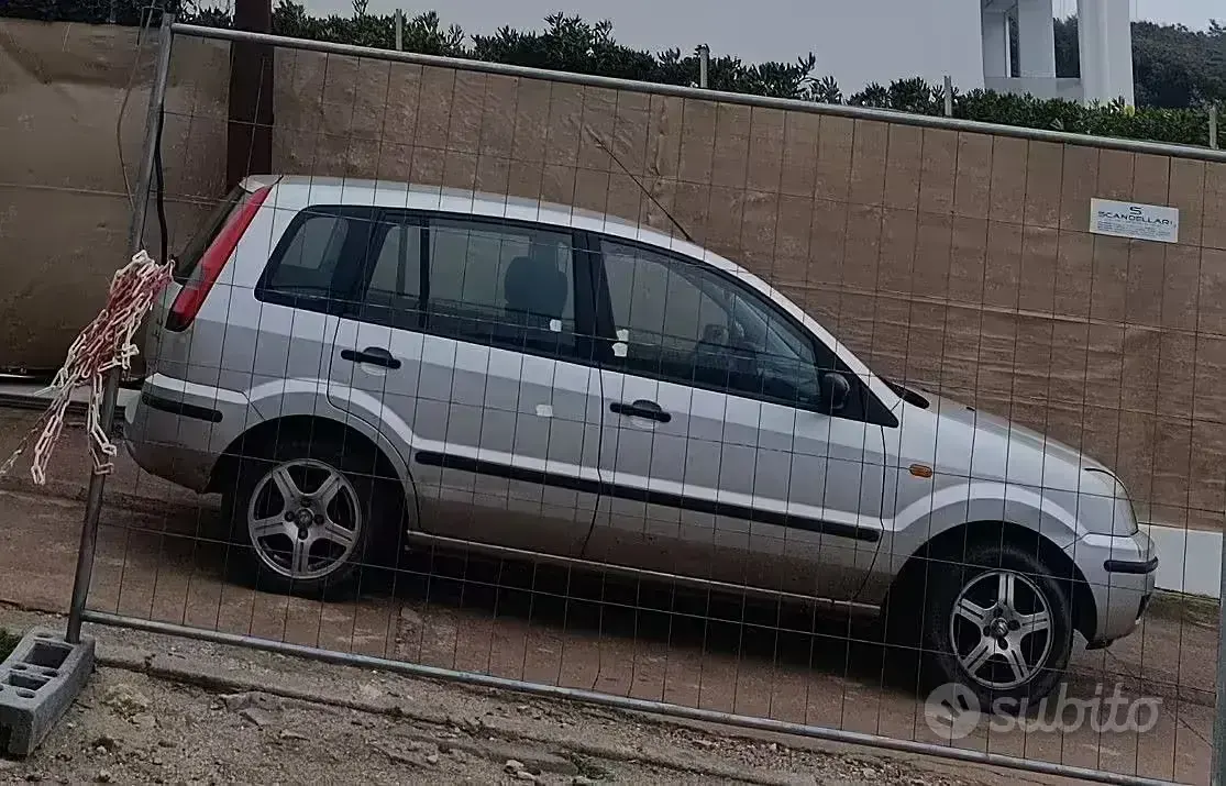 Usata Ford Fusion 68 CV (50 kW) 2004 Grigio Utilitaria