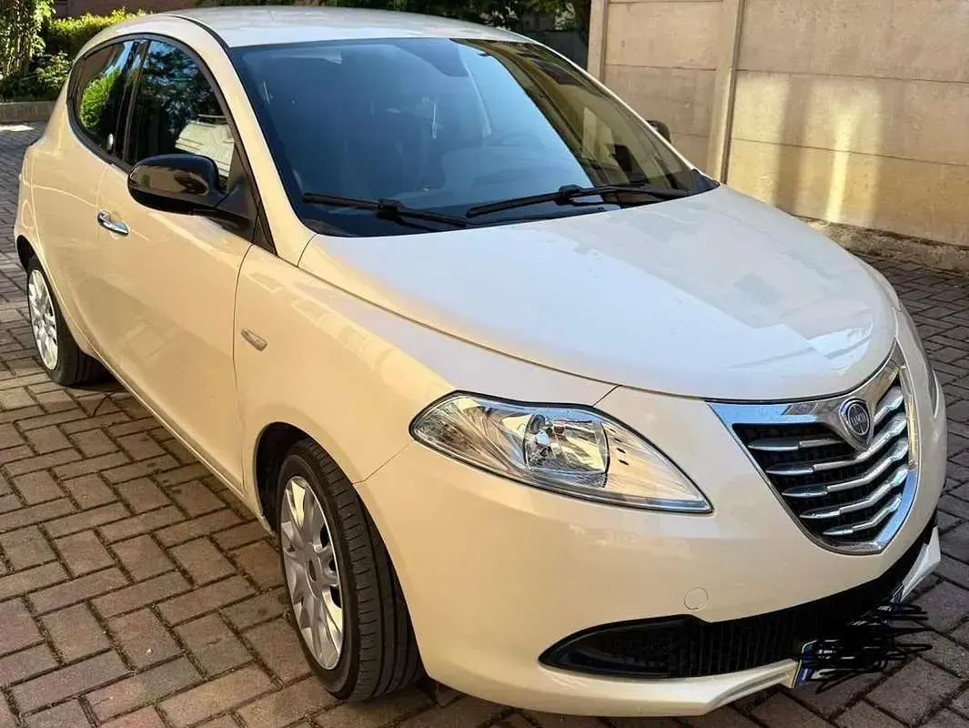 Usata Lancia Ypsilon Silver 69 CV (50 kW) 2012 Bianco Utilitaria