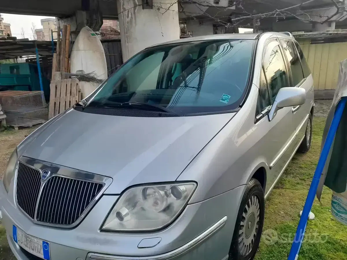 Usata Lancia Phedra 128 CV (94 kW) 2003 Grigio Monovolume