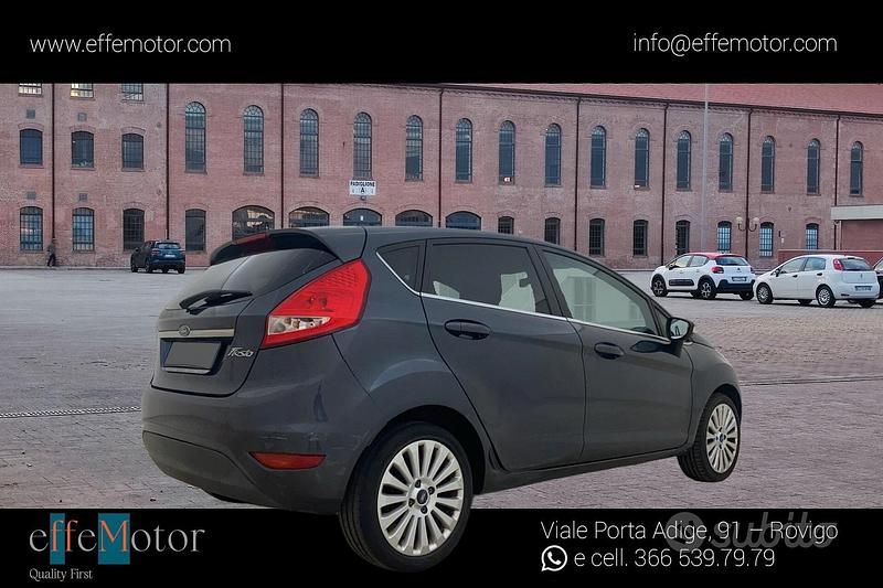 Second-hand Ford Fiesta Titanium 82 CP (60 kW) 2010 Gri Hatchback