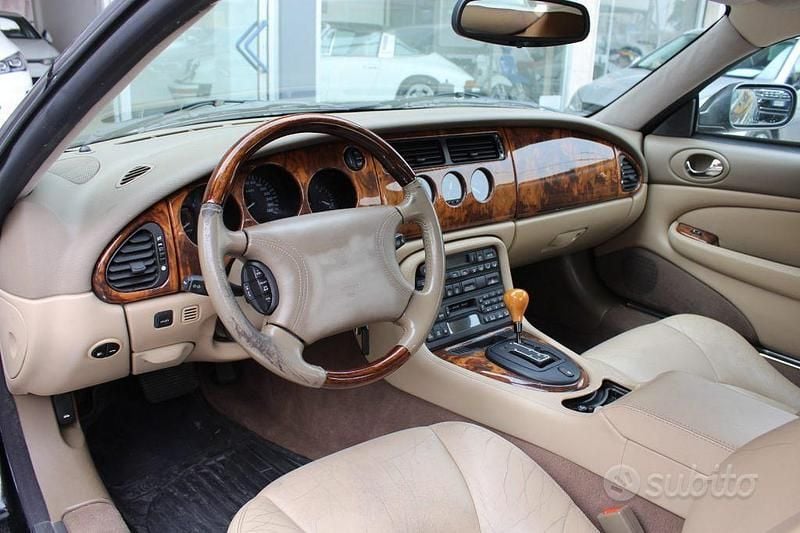 Usata Jaguar XK8 284 CV (208 kW) 2000 Nero metallizzato Coupé