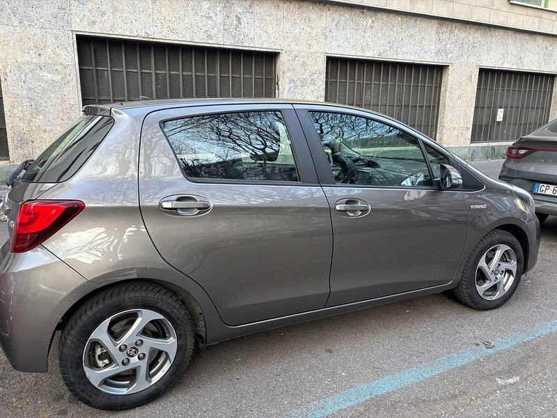 Usata Toyota Yaris Hybrid Active 73 CV (53 kW) 2017 Grigio Berlina