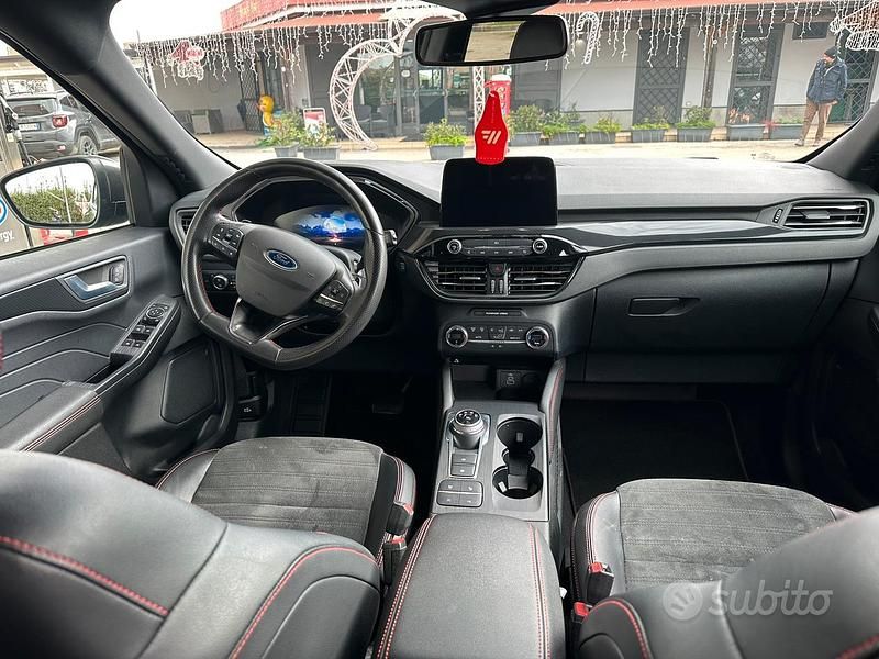 Usata Ford Kuga 120 CV (88 kW) 2022 Nero SUV