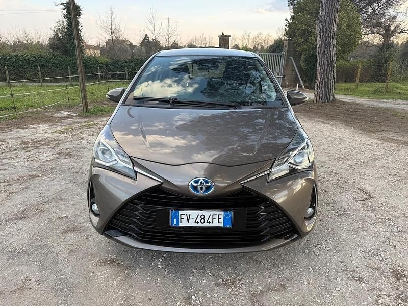 Usata Toyota Yaris Hybrid Active 73 CV (53 kW) 2019 Marrone Berlina