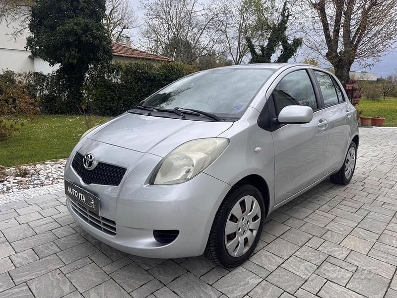 Usata Toyota Yaris Sol 69 CV (50 kW) 2007 Grigio Utilitaria
