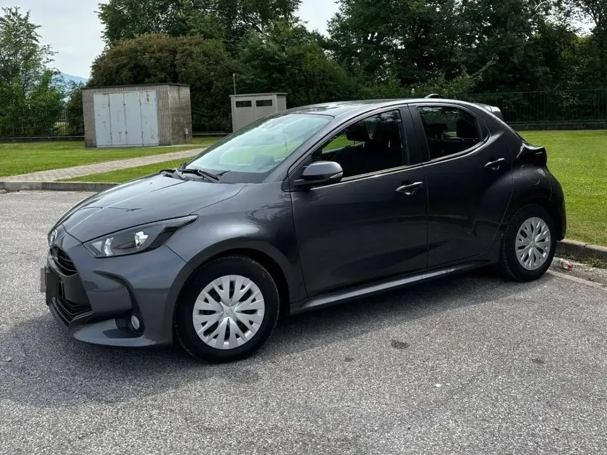 Gebraucht Toyota Yaris Hybrid Business Edition 116 PS (85 kW) 2022 Grau Limousine