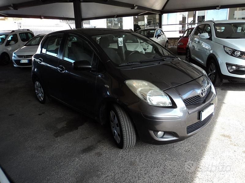 Usata Toyota Yaris 90 CV (66 kW) 2009 Grigio Utilitaria