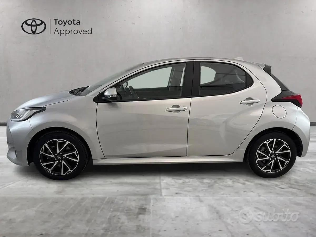 Usata Toyota Yaris Hybrid Trend 92 CV (67 kW) 2022 Grigio Berlina