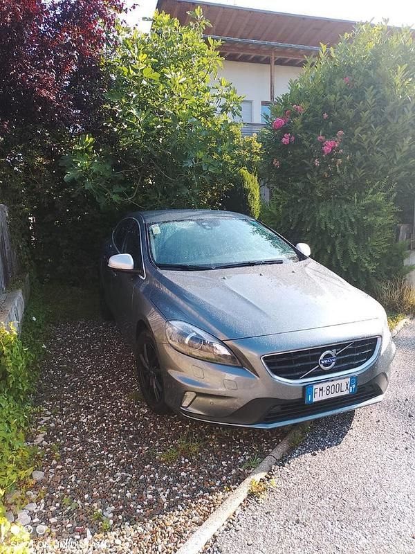 Usata Volvo V40 150 CV (110 kW) 2016 Grigio Station wagon