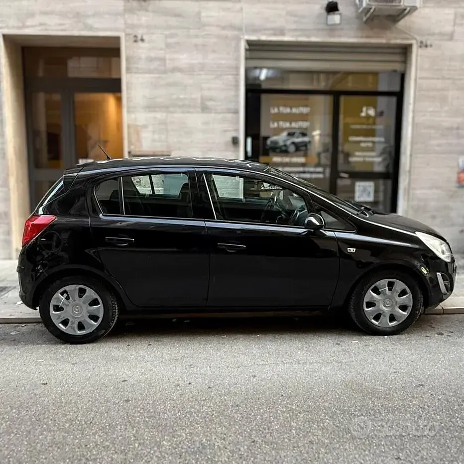 Usata Opel Corsa 86 CV (63 kW) 2011 Nero Utilitaria